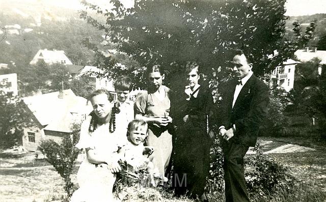 KKE 074.jpg - Od prawej: pierwszy Karol i Zofia Łuczajowie, trzecia Helena Orzechowska z dziećmi Henrykiem i Alicją, z przodu syn Łuczajów - Zbigniew, Krzemiec, 1936 r.